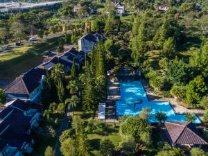 ✨ اكتشف سحر إندونيسيا… حيث الطبيعة تأسر قلبك والتجارب لا تُنسى!