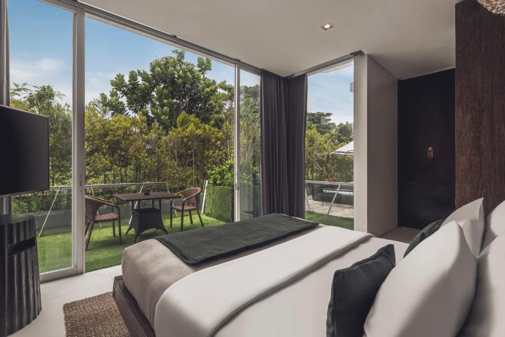 ✨ اكتشف سحر إندونيسيا… حيث الطبيعة تأسر قلبك والتجارب لا تُنسى!